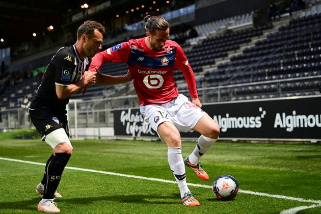 Yusuf Yazici (Losc) vs Vincent Manceau (Angers) FOOTBALL : Sco Angers vs LOSC - 38e journee Ligue 1 Uber Eats - 23 05 2021 JBAutissier Panoramic 