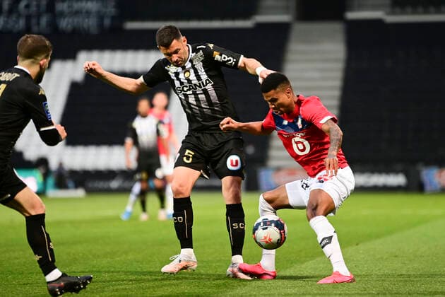 Thomas Mangani (Angers) vs Reinildo (Losc) FOOTBALL : Sco Angers vs LOSC - 38e journee Ligue 1 Uber Eats - 23 05 2021 JBAutissier Panoramic 