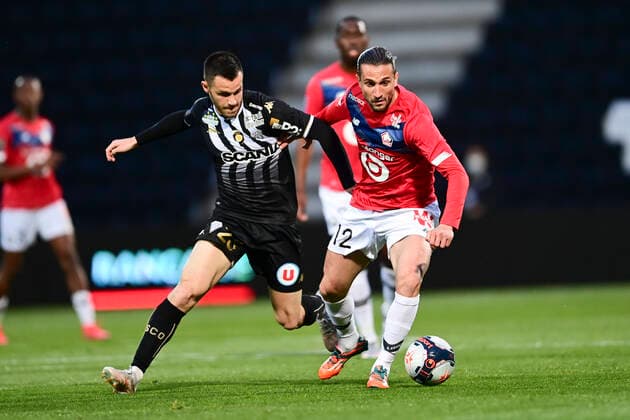 Yusuf Yazici (Losc) vs Anthonin Bobichon (Angers) FOOTBALL : Sco Angers vs LOSC - 38e journee Ligue 1 Uber Eats - 23 05 2021 JBAutissier Panoramic 