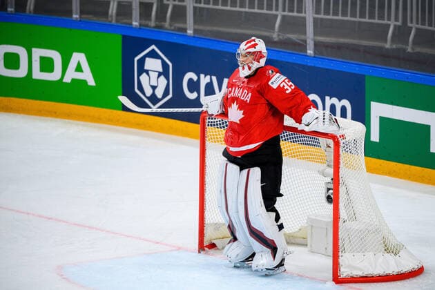 210523 Goalkeeper Darcy kuemper of Canada looks dejected after the 0 1 goal during the 2021 IIHF Ice Hockey World Championship game between Canada and USA on May 23, 2021 in Riga Photo Simon Hastegard BILDBYRAN kod SH SH0112 ishockey ice hockey ishockey vm iihf ice hockey world championship canada kanada usa day 3 bbeng,  Copyright: SIMONxHASTEGARD BB210523SH252