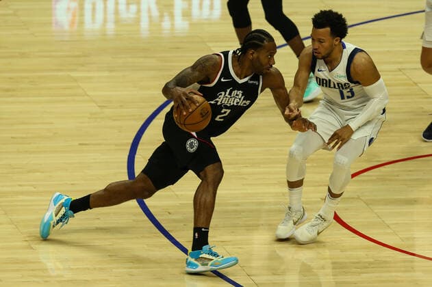LOS ANGELES, CA - MAY 22:LA Clippers forward Kawhi Leonard (2) drives on Dallas Mavericks guard Jalen Brunson (13) during the Dallas Mavericks NBA, Basketball Herren, USA first round Playoff basketball game against the Los Angeles Clippers on May 22, 2021, at Staples Center in Los Angeles, CA. (Photo by Jevone Moore Icon Sportswire) NBA: MAY 22 Mavericks at Clippers Icon210522026