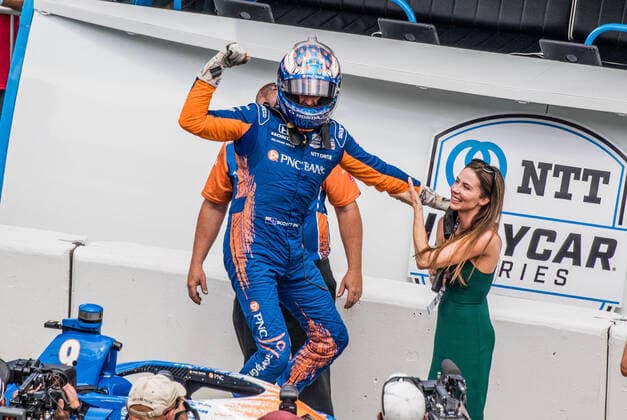 Bilder des Jahres 2021, Sport 05 Mai Sport Themen der Woche KW20 Sport Bilder des Tages Scott Dixon celebrates with wife Emma after winning the Pole for the 2021 Indianapolis 500 on Sunday, May 23, 2021 in Indianapolis, Indiana.  IND2021052309 EDWINxLOCKE