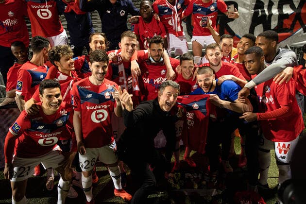 Fußball, OSC Lille feiert den Gewinn der französischen Meisterschaft (210524) -- ANGERS, May 24, 2021 -- Lille s head coach Christophe Galtier (front C) celebrates with players after a French Ligue 1 football match between Lille and Angers at Raymond Kopa stadium in Angers, France, on May 23, 2021. (Photo by Xinhua) (SP)FRANCE-ANGERS-FOOTBALL-LIGUE 1-ANGERS VS LILLE AurelienxMorissard 
