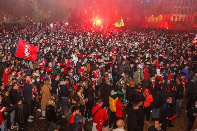 Fußball, Fans des OSC Lille feiern den Gewinn der französischen Meisterschaft Les supporters de Lille fetent le titre de champion de france du LOSC sur la Grand Place le 23 mai 2021 Lille fans celebrate LOSC Lille title at the Grand Place on 23 May 2021 FOOTBALL : Les supporters de Lille fetent le titre du LOSC sur la Grand Place - lille - 23 05 2021 VANSTEENKISTE BESTIMAGE PANO  00525872_000025