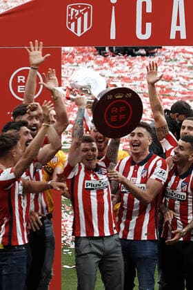 Atletico de Madrid Celebrate Winning La Liga Kieran Trippier of Atletico Madrid lifts the trophy during the presentation ceremony of the La Liga 20 21 championship trophy at Estadio Wanda Metropolitano on May 23, 2021 in Madrid, Spain. Madrid Spain breton-atletico210523_npWW7  Copyright: xJosexBretonx