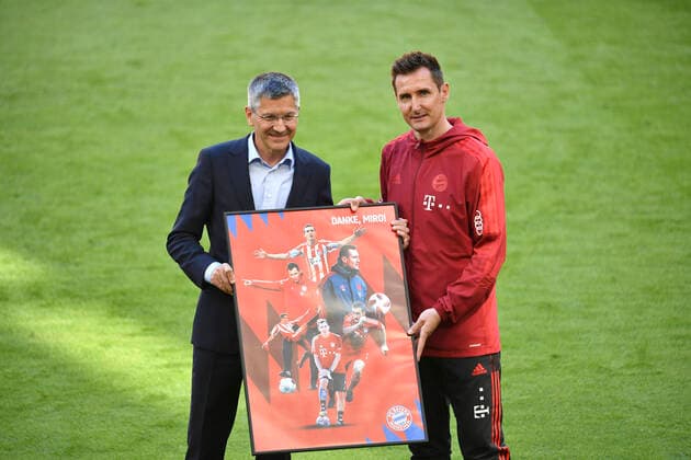 Farewell to co-coach Miroslav KLOSE r M by Herbert HAINER President, M Football 1 Bundesliga, Matchday 34, FC Bayern Muenchen FC Augsburg, on 22 05 2021 in Muenchen Germany Photo Frank Hoermann SVEN SIMON POOL DFL regulations prohibit any use of photographs as image sequences and or quasi video Editorial Use ONLY National and International News Agencies OUT
