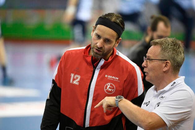 In conversation Silvio Heinevetter MT Melsungen, 12 with Melsungen coach Gudmundur Gudmundsson, Handball Bundesliga, Men, 29 Matchday, SG Flensburg Handewitt vs HSG Wetzlar, 24 05 21 Flensburg Flens Arena Schleswig Holstein Germany