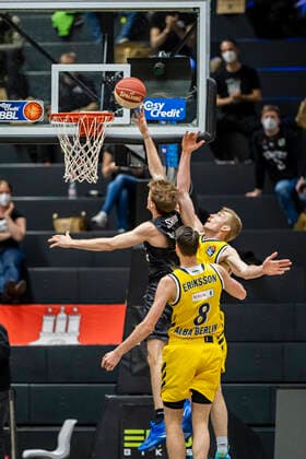 Jordan Swing Towers , Niels Giffey Alba , Marcus Eriksson Alba 24 05 21, Hamburg Towers vs Alba Berlin, Hamburg Wilhelmsburg, edel optics Arena, easyCredit BBL, Basketball Bundesliga, season 2020 2021, play off quarter final, 3 game Â