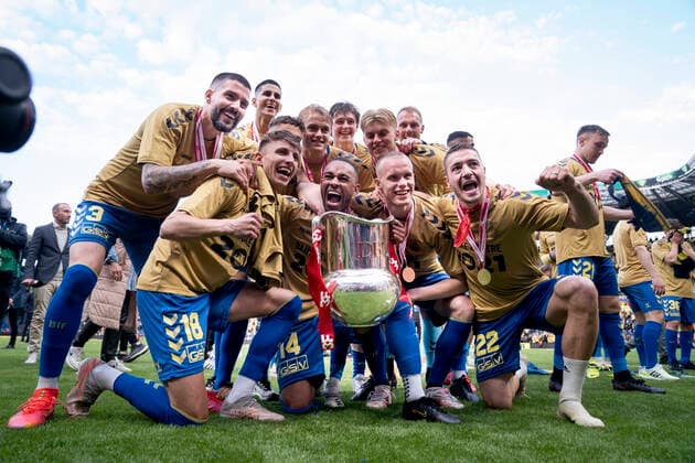 Bilder des Jahres 2021, Sport 05 Mai Sport Themen der Woche KW21 Sport Bilder des Tages Broendbys spillere efter superligakampen mellem Broendby IF og FC Nordsjaelland paa Broendby Stadion, mandag den 24 maj 2021. , Copenhagen Denmark *** Broendbys players after the super league match between Broendby IF and FC Nordsjaelland at Broendby Stadion, Monday 24 May 2021, Copenhagen Denmark  Copyright: Ritzau Scanpix LiselottexSabroex COP104 spdk20210524-202739-L