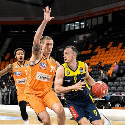 GER, BBL, Play offs, ratiopharm ulm vs EWE Baskets Oldenburg 24 05 2021, ratiopharm arena, Neu Ulm, GER, BBL, Play offs, ratiopharm ulm vs EWE Baskets Oldenburg, in the picture Karsten Tadda Oldenburg, 9 cant win against Dylan Osetkowski Ulm, 21 nordphotoxGmbHx xHafner nph00200