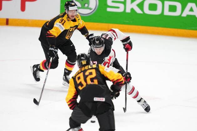 24 05 2021, Riga, Arena Riga, Germany vs Canada 2021 IIHF Ice Hockey World Championship , 17 Justin Danforth Canada try a backhand shoot Riga Riga Latvia  Copyright: xJustPictures.ch JarixPestelaccix