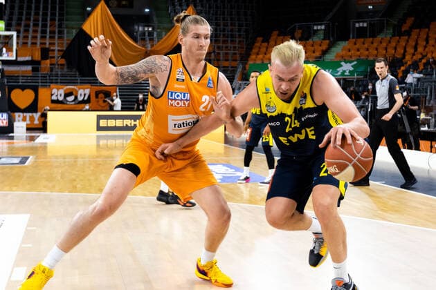 Rasid Mahalbasic EWE Baskets Oldenburg 24 , Dylan Osetkowski Ratiopharm Ulm 21 Ratiopharm Ulm vs EWE Baskets Oldenburg, Playoffs Game 3, Quarterfinals, Season 2020 21, 24 05 2021 Ratiopharm Ulm vs EWE Baskets Oldenburg, Playoffs Game 3, Quarterfinals Neu Ulm Copyright: xEibner-Pressefoto RogerxBuerkex EP_EER
