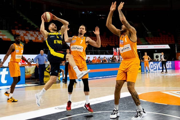 Keith Hornsby EWE Baskets Oldenburg 04 , John Petrucelli Ratiopharm Ulm 07 , Isaiah Wilkins Ratiopharm Ulm 11 Ratiopharm Ulm vs EWE Baskets Oldenburg, Playoffs Game 3, Quarterfinals, Season 2020 21, 24 05 2021 Ratiopharm Ulm vs EWE Baskets Oldenburg, Playoffs Game 3, Quarterfinals New Ulm Copyright: xEibner-Pressefoto RogerxBuerkex EP_EER