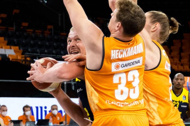 Rasid Mahalbasic EWE Baskets Oldenburg 24 , vs Patrick Heckmann Ratiopharm Ulm 33 , Dylan Osetkowski Ratiopharm Ulm 21 Ratiopharm Ulm vs EWE Baskets Oldenburg, Playoffs Game 3, Quarterfinals, Season 2020 21, 24 05 2021 Ratiopharm Ulm vs EWE Baskets Oldenburg, Playoffs Game 3, Quarterfinals New Ulm Copyright: xEibner-Pressefoto RogerxBuerkex EP_EER