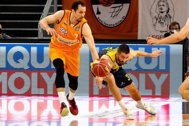 John Petrucelli Ratiopharm Ulm 07 vs Braydon Hobbs EWE Baskets Oldenburg 03 Ratiopharm Ulm vs EWE Baskets Oldenburg, Playoffs Game 3, Quarterfinals, Season 2020 21, 24 05 2021 Ratiopharm Ulm vs EWE Baskets Oldenburg, Playoffs Game 3, Quarterfinals New Ulm Copyright: xEibner-Pressefoto RogerxBuerkex EP_EER
