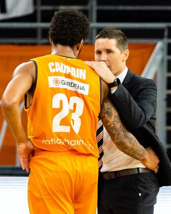 Jaka Lakovic Ratiopharm Ulm coach discusses with Troy Caupain Ratiopharm Ulm 23 Ratiopharm Ulm vs EWE Baskets Oldenburg, playoffs game 3, quarterfinals, 2020 season 21, 24 05 2021 Ratiopharm Ulm vs EWE Baskets Oldenburg, playoffs game 3, quarterfinals New Ulm Copyright: xEibner-Pressefoto RogerxBuerkex EP_EER
