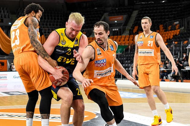 GER, BBL, Play offs, ratiopharm ulm vs EWE Baskets Oldenburg 24 05 2021, ratiopharm arena, Neu Ulm, GER, BBL, Play offs, ratiopharm ulm vs EWE Baskets Oldenburg, in the picture despite a hopeless situation Rasid Mahalbasic Oldenburg, 24 can prevail against Troy Caupain Ulm, 23 and John Petrucelli Ulm, 7 and can score nordphotoxGmbHx xHafner nph00200
