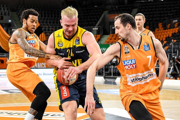 GER, BBL, Play offs, ratiopharm ulm vs EWE Baskets Oldenburg 24 05 2021, ratiopharm arena, Neu Ulm, GER, BBL, Play offs, ratiopharm ulm vs EWE Baskets Oldenburg, in the picture despite a hopeless situation Rasid Mahalbasic Oldenburg, 24 can prevail against Troy Caupain Ulm, 23 and John Petrucelli Ulm, 7 and can score nordphotoxGmbHx xHafner nph00200