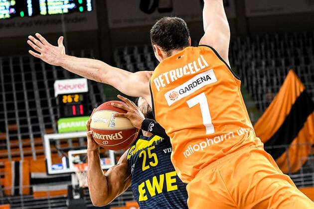GER, BBL, Play offs, ratiopharm ulm vs EWE Baskets Oldenburg 24 05 2021, ratiopharm arena, Neu Ulm, GER, BBL, Play offs, ratiopharm ulm vs EWE Baskets Oldenburg, in the picture Phil Pressey Oldenburg, 25 cant win against John Petrucelli Ulm, 7 nordphotoxGmbHx xHafner nph00200