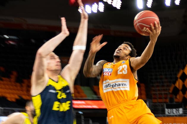 Troy Caupain Ratiopharm Ulm 23 takes off, Rasid Mahalbasic EWE Baskets Oldenburg 24 Ratiopharm Ulm vs EWE Baskets Oldenburg, playoffs game 3, quarterfinals, season 2020 21, 24 05 2021 Ratiopharm Ulm vs EWE Baskets Oldenburg, playoffs game 3, quarterfinals Neu Ulm Copyright: xEibner-Pressefoto RogerxBuerkex EP_EER