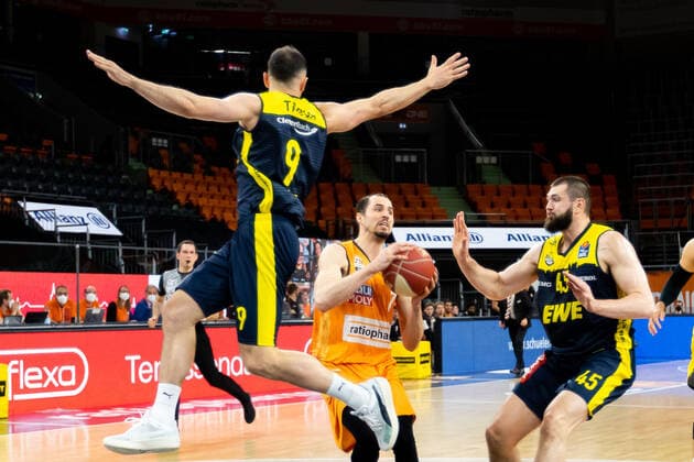 Sebastian Herrera EWE Baskets Oldenburg 07 , John Petrucelli Ratiopharm Ulm 07 , Nathan Boothe EWE Baskets Oldenburg 45 Ratiopharm Ulm vs EWE Baskets Oldenburg, Playoffs Game 3, Quarterfinals, Season 2020 21, 24 05 2021 Ratiopharm Ulm vs EWE Baskets Oldenburg, Playoffs Game 3, Quarterfinals New Ulm Copyright: xEibner-Pressefoto RogerxBuerkex EP_EER