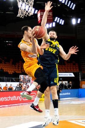 John Petrucelli Ratiopharm Ulm 07 , vs Nathan Boothe EWE Baskets Oldenburg 45 Ratiopharm Ulm vs EWE Baskets Oldenburg, Playoffs Game 3, Quarterfinals, Season 2020 21, 24 05 2021 Ratiopharm Ulm vs EWE Baskets Oldenburg, Playoffs Game 3, Quarterfinals Neu Ulm Copyright: xEibner-Pressefoto RogerxBuerkex EP_EER