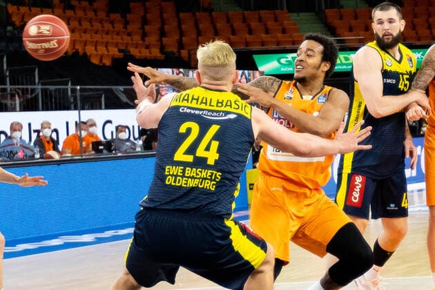 Troy Caupain Ratiopharm Ulm 23 vs Rasid Mahalbasic EWE Baskets Oldenburg 24 Ratiopharm Ulm vs EWE Baskets Oldenburg, Playoffs Game 3, Quarterfinals, Season 2020 21, 24 05 2021 Ratiopharm Ulm vs EWE Baskets Oldenburg, Playoffs Game 3, Quarterfinals New Ulm Copyright: xEibner-Pressefoto RogerxBuerkex EP_EER