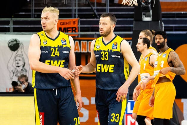 Ratiopharm Ulm wins against EWE Baskets Oldenburg with 70 66 Rasid Mahalbasic EWE Baskets Oldenburg 24 , Philipp Schwethelm EWE Baskets Oldenburg 33 Ratiopharm Ulm vs EWE Baskets Oldenburg, Playoffs Game 3, Quarterfinals, Season 2020 21, 24 05 2021 Ratiopharm Ulm vs EWE Baskets Oldenburg, Playoffs Game 3, Quarterfinals New Ulm Copyright: xEibner-Pressefoto RogerxBuerkex EP_EER