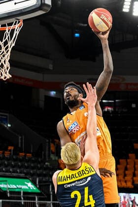 GER, BBL, Play offs, ratiopharm ulm vs EWE Baskets Oldenburg 24 05 2021, ratiopharm arena, Neu Ulm, GER, BBL, Play offs, ratiopharm ulm vs EWE Baskets Oldenburg, in the picture Aric Holman Ulm, 35 is too high for Rasid Mahalbasic Oldenburg, 24 , but misses the basket attempt nordphotoxGmbHx xHafner nph00200