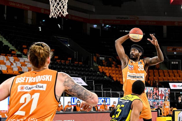 GER, BBL, Play offs, ratiopharm ulm vs EWE Baskets Oldenburg 24 05 2021, ratiopharm arena, Neu Ulm, GER, BBL, Play offs, ratiopharm ulm vs EWE Baskets Oldenburg, in the picture Aric Holman Ulm, 35 has the basket firmly in view and scores, Dylan Osetkowski Ulm, 21 and Phil Pressey Oldenburg, 25 as spectators nordphotoxGmbHx xHafner nph00200