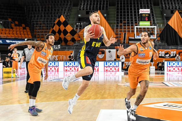GER, BBL, Play offs, ratiopharm ulm vs EWE Baskets Oldenburg 24 05 2021, ratiopharm arena, Neu Ulm, GER, BBL, Play offs, ratiopharm ulm vs EWE Baskets Oldenburg, in the picture Keith Hornsby Oldenburg, 4 is fighting against Troy Caupain Ulm, 23 and Isaiah Wilkins Ulm, 11 nordphotoxGmbHx xHafner nph00200