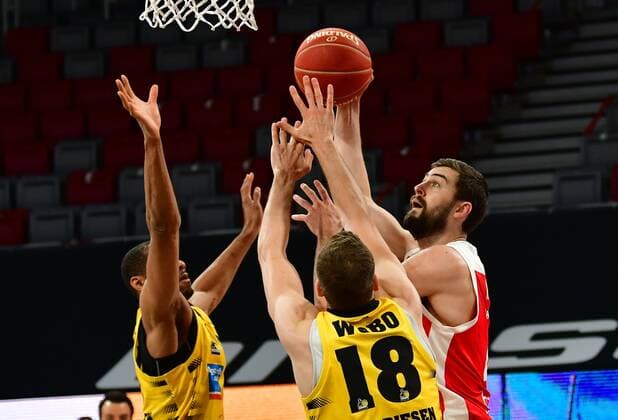 BAMBERG 25 05 2021 basketball easycredit 1 basketball Bundesliga 4 playoff quarterfinal match Brose Bamberg vs MHP Riesen Ludwigsburg David Kravish 45, Brose Bamberg throws against Jonas Wohlfarth Bottermann 18, MHP Riesen Ludwigsburg and Tremmell Darden 21, MHP Riesen Ludwigsburg photo Hans Martin Issler isslerimages Brose Bamberg vs MHP Riesen Ludwigsburg