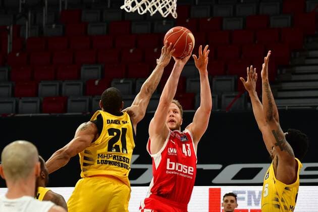 BAMBERG 25 05 2021 basketball easycredit 1 basketball Bundesliga 4 playoff quarterfinal match Brose Bamberg vs MHP Riesen Ludwigsburg Christian Sengfelder 43, Brose Bamberg throws against Barry Brown Jr 5, MHP Riesen Ludwigsburg and Tremmell Darden 21, MHP Riesen Ludwigsburg photo Hans Martin Issler isslerimages Brose Bamberg vs MHP Riesen Ludwigsburg