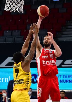 BAMBERG 25 05 2021 basketball easycredit 1 basketball Bundesliga 4 playoff quarterfinal match Brose Bamberg vs MHP Riesen Ludwigsburg David Kravish 45, Brose Bamberg throws against Jamel McLean 7, MHP Riesen Ludwigsburg photo Hans Martin Issler isslerimages Brose Bamberg vs MHP Riesen Ludwigsburg