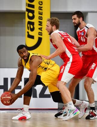 BAMBERG 25 05 2021 basketball easycredit 1 basketball Bundesliga 4 playoff quarterfinal match Brose Bamberg vs MHP Riesen Ludwigsburg David Kravish 45, Brose Bamberg and Christian Sengfelder 43, Brose Bamberg defend against Jamel McLean 7, MHP Riesen Ludwigsburg photo Hans Martin Issler isslerimages Brose Bamberg vs MHP Riesen Ludwigsburg