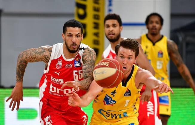 BAMBERG 25 05 2021 Basketball easycredit 1 Basketball Bundesliga 4 playoff quarterfinal match Brose Bamberg vs MHP Riesen Ludwigsburg Jordan Hulls 1, MHP Riesen Ludwigsburg and Tyler Larson 55, Brose Bamberg fight for the ball Photo Hans Martin Issler isslerimages Brose Bamberg vs MHP Riesen Ludwigsburg