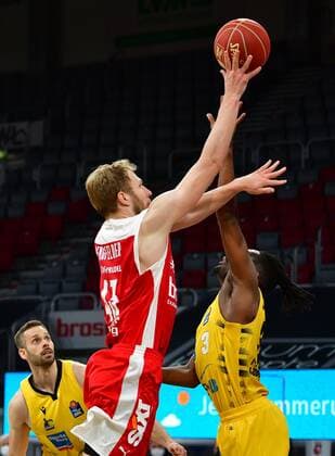 BAMBERG 25 05 2021 basketball easycredit 1 basketball Bundesliga 4 playoff quarterfinal match Brose Bamberg vs MHP Riesen Ludwigsburg Christian Sengfelder 43, Brose Bamberg throws against Jaleen Smith 3, MHP Riesen Ludwigsburg photo Hans Martin Issler isslerimages Brose Bamberg vs MHP Riesen Ludwigsburg