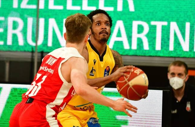 BAMBERG 25 05 2021 Basketball easycredit 1 Basketball Bundesliga 4 Playoff quarterfinal match Brose Bamberg vs MHP Riesen Ludwigsburg Barry Brown Jr 5, MHP Riesen Ludwigsburg sets to shoot against Bennet Hundt 33, Brose Bamberg Photo Hans Martin Issler isslerimages Brose Bamberg vs MHP Riesen Ludwigsburg