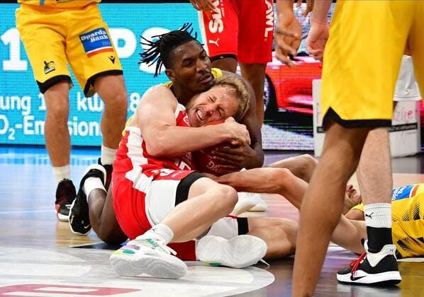BAMBERG 25 05 2021 Basketball easycredit 1 Basketball Bundesliga 4 playoff quarterfinal match Brose Bamberg vs MHP Riesen Ludwigsburg Jaleen Smith 3, MHP Riesen Ludwigsburg and Christian Sengfelder 43, Brose Bamberg fight for the ball Photo Hans Martin Issler isslerimages Brose Bamberg vs MHP Riesen Ludwigsburg