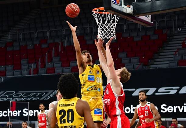 BAMBERG 25 05 2021 basketball easycredit 1 basketball Bundesliga 4 playoff quarterfinal match Brose Bamberg vs MHP Riesen Ludwigsburg Oscar da Silva 30, MHP Riesen Ludwigsburg throws against Christian Sengfelder 43, Brose Bamberg photo Hans Martin Issler isslerimages Brose Bamberg vs MHP Riesen Ludwigsburg