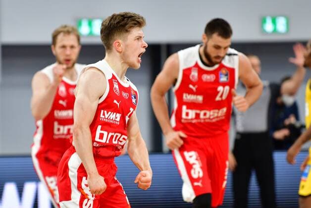 BAMBERG 25 05 2021 Basketball easycredit 1 Basketball Bundesliga 4 Playoff quarterfinal match Brose Bamberg vs MHP Riesen Ludwigsburg Bennet Hundt 33, Brose Bamberg cheers successful three-pointer Photo Hans Martin Issler isslerimages Brose Bamberg vs MHP Riesen Ludwigsburg