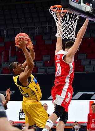 BAMBERG 25 05 2021 basketball easycredit 1 basketball Bundesliga 4 playoff quarterfinal game Brose Bamberg vs MHP Riesen Ludwigsburg Tremmell Darden 21, MHP Riesen Ludwigsburg throws against Chase Fieler 20, Brose Bamberg photo Hans Martin Issler isslerimages Brose Bamberg vs MHP Riesen Ludwigsburg