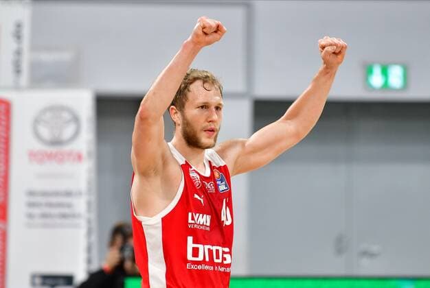 BAMBERG 25 05 2021 basketball easycredit 1 basketball Bundesliga 4 playoff quarterfinal match Brose Bamberg vs MHP Riesen Ludwigsburg Christian Sengfelder 43, Brose Bamberg shows fists up after win against Ludwigsburg photo Hans Martin Issler isslerimages Brose Bamberg vs MHP Riesen Ludwigsburg