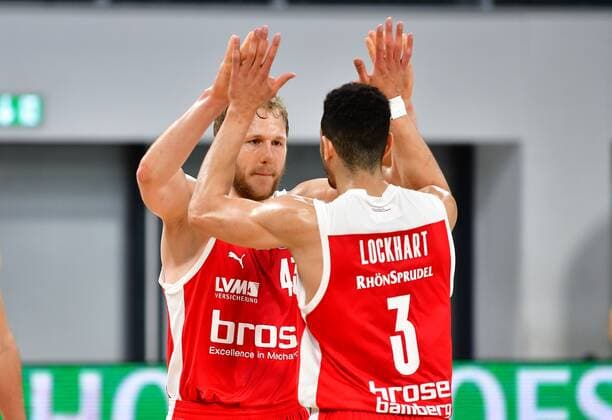 BAMBERG 25 05 2021 Basketball easycredit 1 Basketball Bundesliga 4 Playoff quarterfinal match Brose Bamberg vs MHP Riesen Ludwigsburg Christian Sengfelder 43, Brose Bamberg and Dominic Lockhart 3, Brose Bamberg applaud after victory against Ludwigsburg Photo Hans Martin Issler isslerimages Brose Bamberg vs MHP Riesen Ludwigsburg