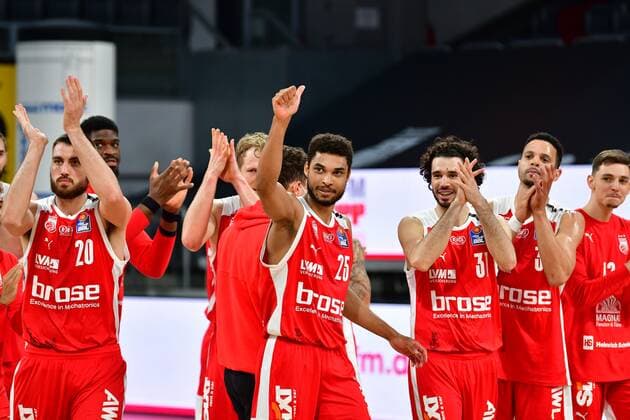 BAMBERG 25 05 2021 Basketball easycredit 1 Basketball Bundesliga 4 Playoff quarterfinal match Brose Bamberg vs MHP Riesen Ludwigsburg Chase Fieler 20, Brose Bamberg , Kenneth Ogbe 25, Brose Bamberg , Michele Vitali 31, Brose Bamberg , Dominic Lockhart 3, Brose Bamberg and Moritz Pleschner 12, Brose Bamberg are happy about victory against Ludwigsburg Photo Hans Martin Issler isslerimages Brose Bamberg vs MHP Riesen Ludwigsburg