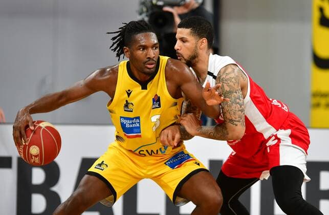 BAMBERG 25 05 2021 basketball easycredit 1 basketball Bundesliga 4 playoff quarterfinal game Brose Bamberg vs MHP Riesen Ludwigsburg Jaleen Smith 3, MHP Riesen Ludwigsburg vs Tyler Larson 55, Brose Bamberg photo Hans Martin Issler isslerimages Brose Bamberg vs MHP Riesen Ludwigsburg