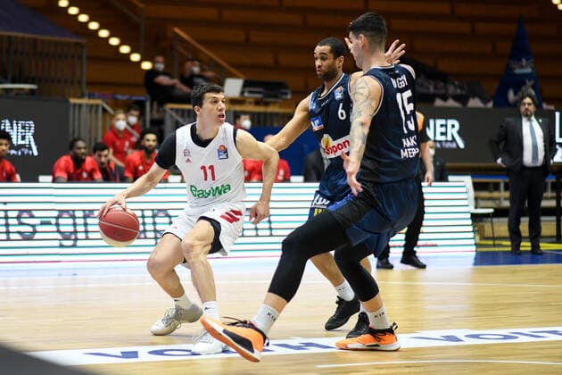 Vladimir Lucic FC Bayern Muenchen Basketball in a duel with Bogdan Radosavljevic HAKRO Merlins Crailsheim , GER, HAKRO Merlins Crailsheim vs FC Bayern Basketball, 25 05 2021, Play Off Quarterfinal Game 4, Basketball Bundesliga, Season 2020 2021 GER, HAKRO Merlins Crailsheim vs FC Bayern Basketball, 25 05 2021, Play Off Quarterfinal Game 4, Basketball Bundesliga, Season 2020 2021 Crailsheim Copyright: xEibnerxPressefoto MichaelxMemmlerx EP_MMR
