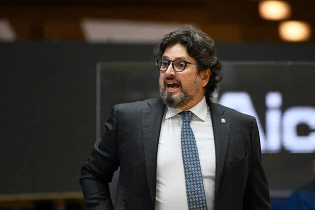 Andrea Trinchieri FC Bayern Muenchen Basketball gives instructions, GER, HAKRO Merlins Crailsheim vs FC Bayern Basketball, 25 05 2021, Play Off Quarterfinal Game 4, Basketball Bundesliga, Season 2020 2021 GER, HAKRO Merlins Crailsheim vs FC Bayern Basketball, 25 05 2021, Play Off Quarterfinal Game 4, Basketball Bundesliga, Season 2020 2021 Crailsheim Copyright: xEibnerxPressefoto MichaelxMemmlerx EP_MMR