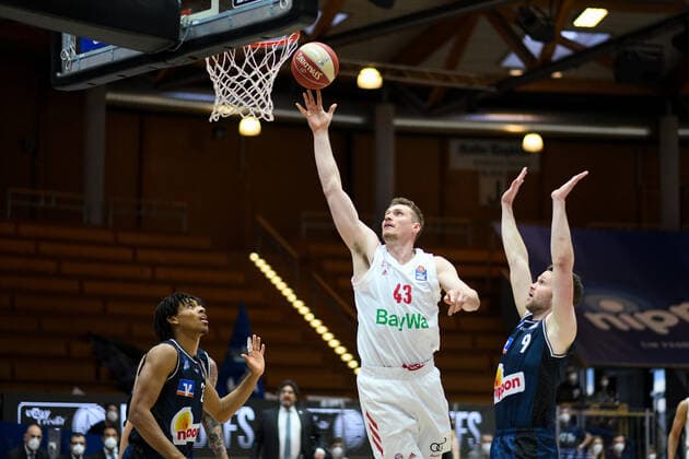 Leon Radosevic FC Bayern Muenchen Basketball at the basket, against Jeremy Jones HAKRO Merlins Crailsheim and Fabian Bleck HAKRO Merlins Crailsheim , GER, HAKRO Merlins Crailsheim vs FC Bayern Basketball, 25 05 2021, Play Off Quarterfinal Game 4, Basketball Bundesliga, Season 2020 2021 GER, HAKRO Merlins Crailsheim vs FC Bayern Basketball, 25 05 2021, Play Off Quarterfinal Game 4, Basketball Bundesliga, Season 2020 2021 Crailsheim Copyright: xEibnerxPressefoto MichaelxMemmlerx EP_MMR