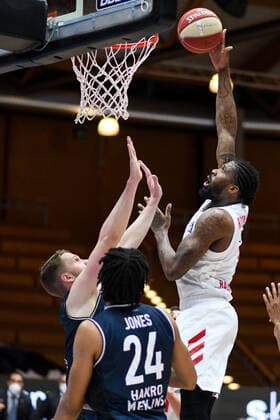 Jalen Reynolds FC Bayern Muenchen Basketball at the basket against Fabian Bleck HAKRO Merlins Crailsheim and Jeremy Jones HAKRO Merlins Crailsheim , GER, HAKRO Merlins Crailsheim vs FC Bayern Basketball, 25 05 2021, Play Off Quarterfinal Game 4, Basketball Bundesliga, Season 2020 2021 GER, HAKRO Merlins Crailsheim vs FC Bayern Basketball, 25 05 2021, Play Off Quarterfinal Game 4, Basketball Bundesliga, Season 2020 2021 Crailsheim Copyright: xEibnerxPressefoto MichaelxMemmlerx EP_MMR